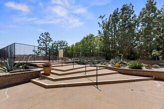 321 S San Vicente Blvd, Unit 101 in Los Angeles, CA - Building Photo - Building Photo