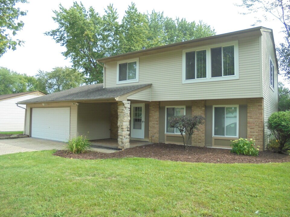 1085 Hecker Dr in Elgin, IL - Building Photo