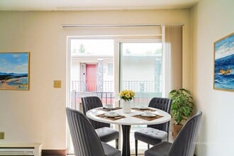 Liberty Street Apartments in Salem, OR - Foto de edificio - Building Photo