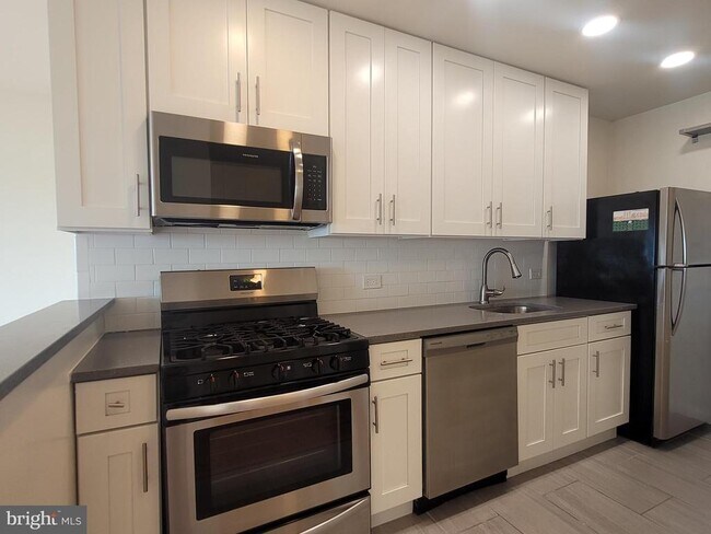 210 Locust St in Philadelphia, PA - Foto de edificio - Building Photo