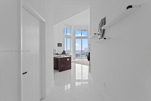 1900 N Bayshore Dr, Unit 16 in Miami, FL - Building Photo