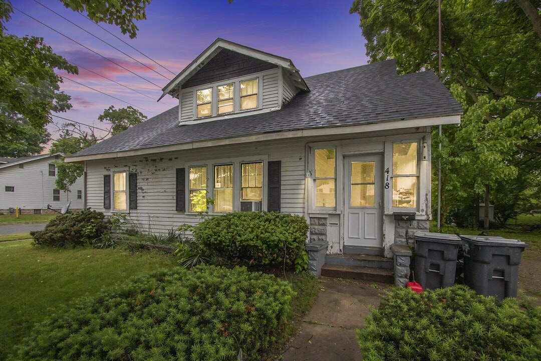 418 W Front St in Buchanan, MI - Building Photo