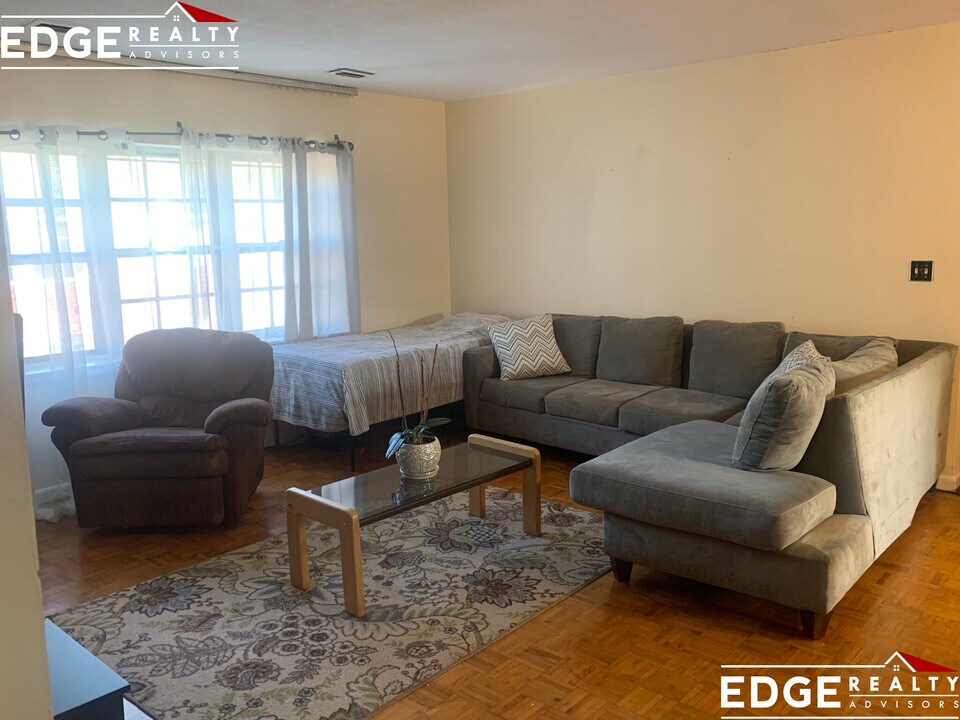 129 Lake Shore Rd in Boston, MA - Building Photo