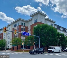 2655 Prosperity Ave, Unit 318 in Fairfax, VA - Building Photo