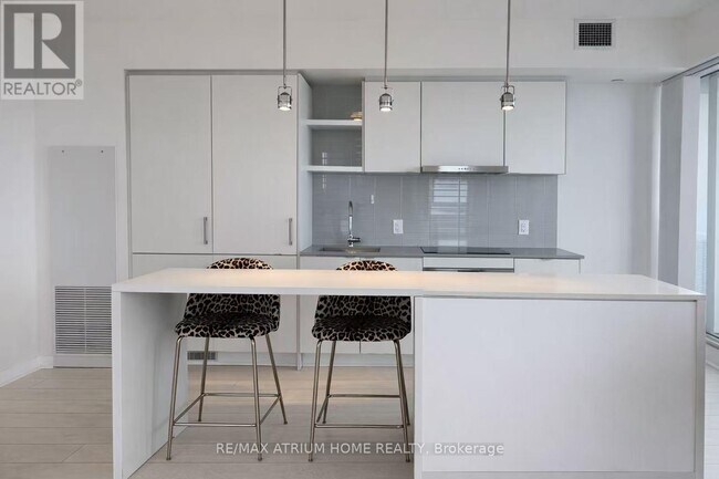 88 Harbour St in Toronto, ON - Building Photo - Building Photo