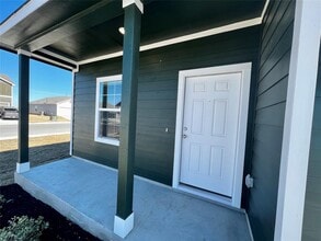 2400 Fullmoon Dr in Lockhart, TX - Building Photo - Building Photo