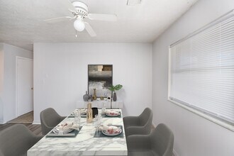 Apartments @ Marten Court in Indianapolis, IN - Foto de edificio - Building Photo
