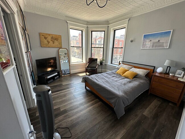 1956 W Armitage Ave-Unit -2F in Chicago, IL - Building Photo - Building Photo