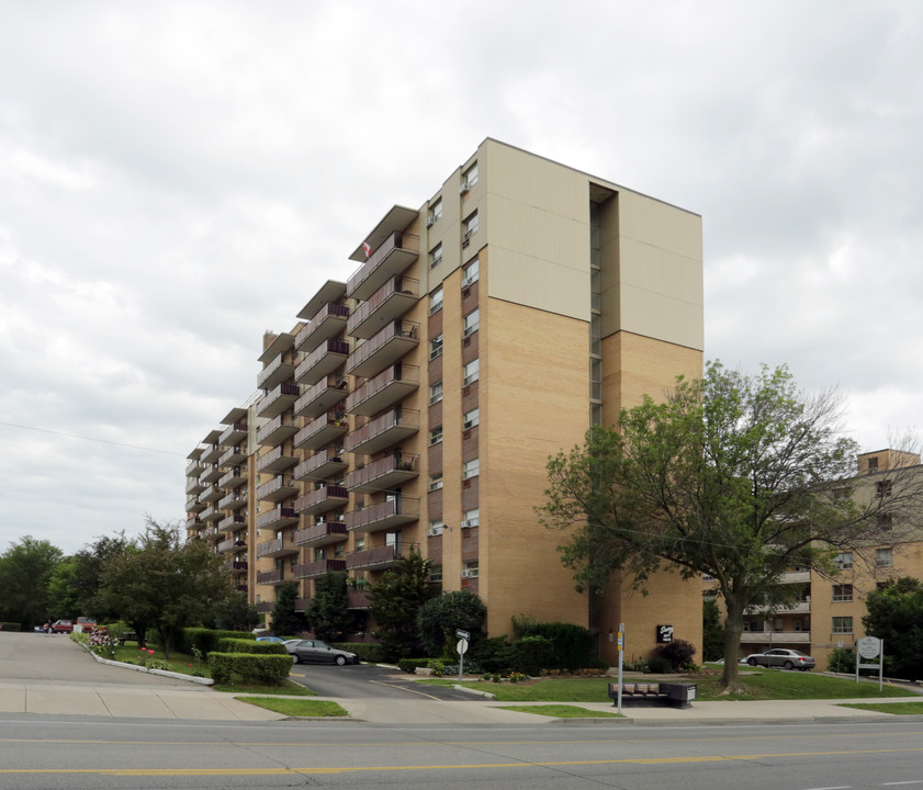 Savoy Apartments in Hamilton, ON - Building Photo