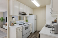 Creekside Village Apartments in Escondido, CA - Building Photo - Building Photo