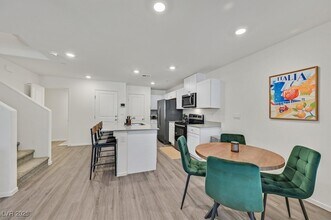1906 Arietta Vista Street in Henderson, NV - Building Photo - Building Photo