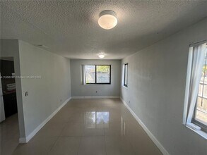 1727B NW 16th St in Miami, FL - Building Photo - Building Photo