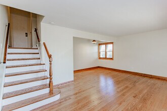 330 Higgins Rd in Park Ridge, IL - Building Photo - Building Photo