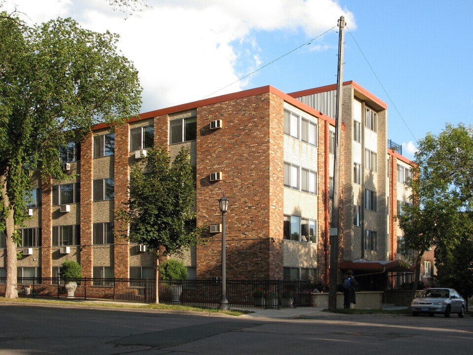 Kenwood Hills Condominiums in Minneapolis, MN - Building Photo