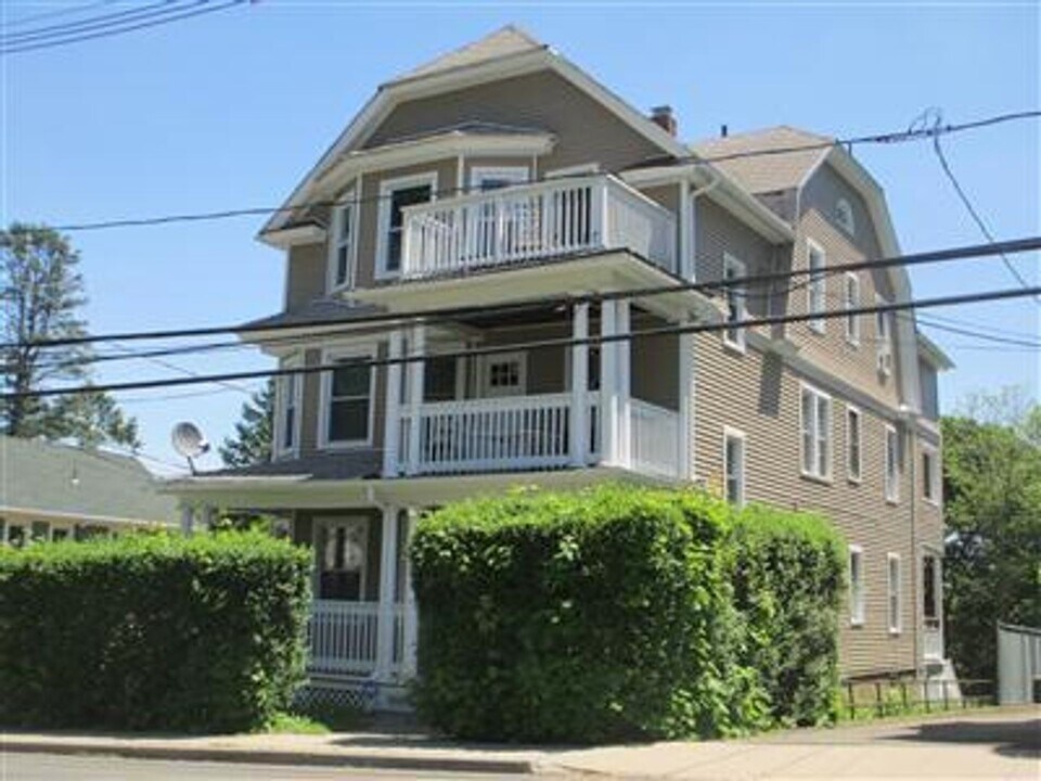 129-131 Highland Ave in Waterbury, CT - Building Photo