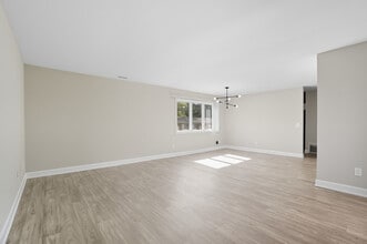 Coventry Court Townhomes in Fort Wayne, IN - Building Photo - Building Photo