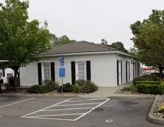 Colonial Village Apartments in Roseville, CA - Foto de edificio - Building Photo