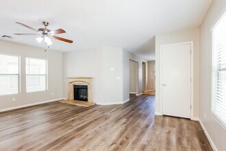 10916 W Elm St in Phoenix, AZ - Foto de edificio - Building Photo