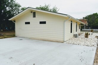 415 10th St, Unit 108 in Bandera, TX - Building Photo - Building Photo