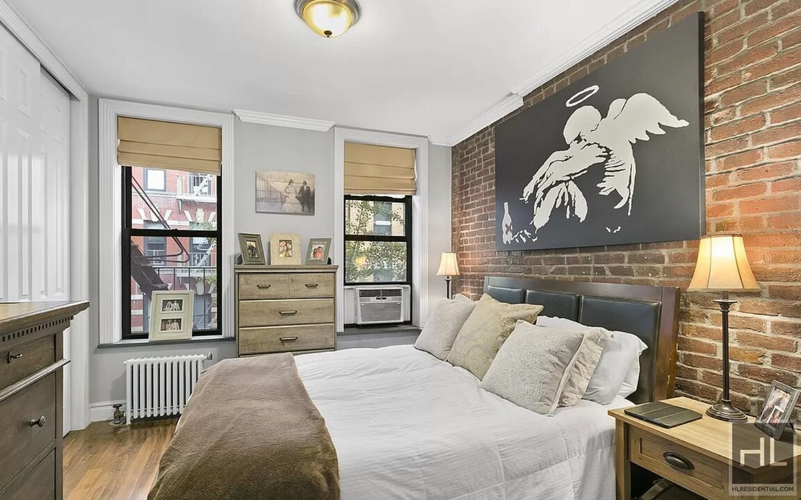 PERRY ST. in New York, NY - Building Photo
