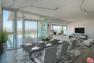 13600 Marina Pointe Dr in Marina Del Rey, CA - Foto de edificio - Building Photo