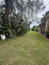 1303 Lakeview Dr E in Royal Palm Beach, FL - Building Photo - Building Photo