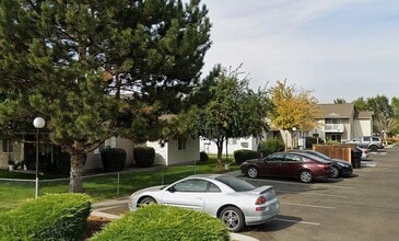 1181 Grandridge Rd in Grandview, WA - Building Photo - Building Photo