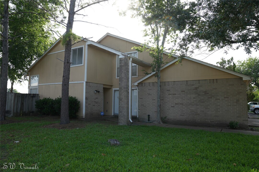 8803 Vinkins Rd in Houston, TX - Building Photo