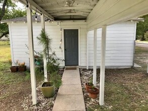 940 Plum St in Lockhart, TX - Building Photo - Building Photo