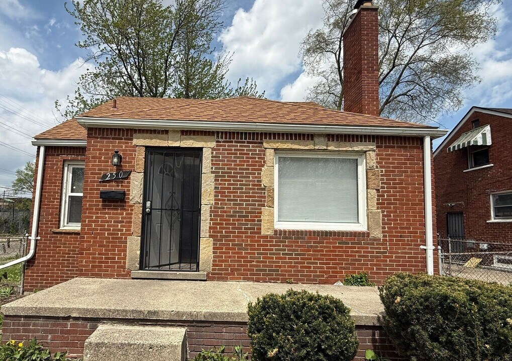 250 W Brentwood St in Highland Park, MI - Building Photo