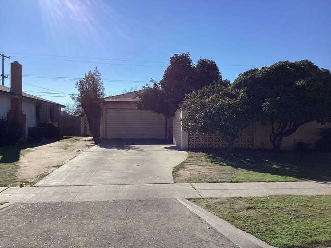 4876 E Floradora Ave in Fresno, CA - Building Photo - Building Photo