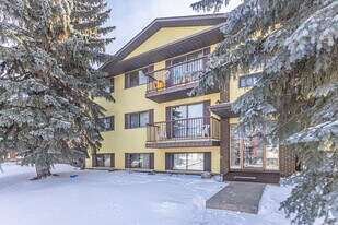 Pal Manor in Edmonton, AB - Building Photo