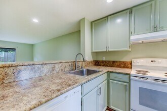 9911 NE 135th Pl in Kirkland, WA - Building Photo - Building Photo