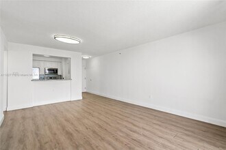 900 SW 8th St in Miami, FL - Building Photo - Building Photo