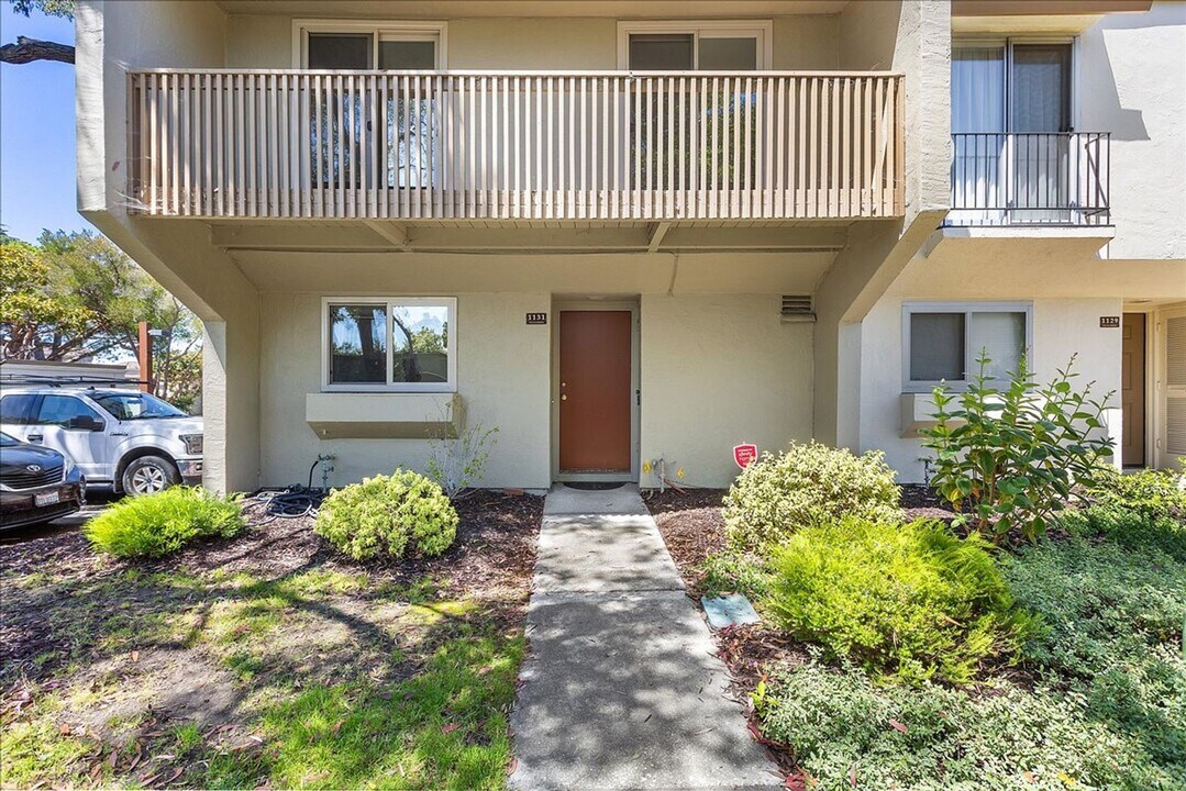 1131 Vía Alamosa in Alameda, CA - Building Photo
