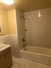 14 Brooklyn Ave, Unit 218 in Valley Stream, NY - Foto de edificio - Building Photo