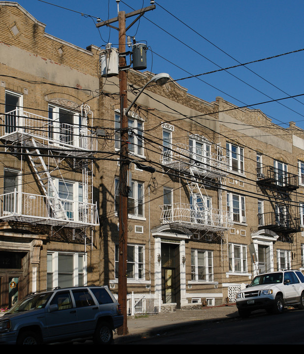 8 Broadway in Jersey City, NJ - Building Photo