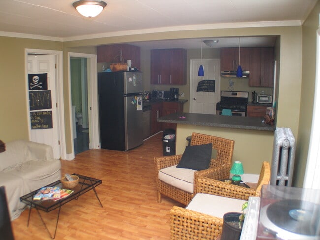 737 Village St, Unit #2 Upper Floor in Kalamazoo, MI - Foto de edificio - Building Photo