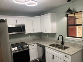 556 Wedgewood Dr in Alpharetta, GA - Foto de edificio - Building Photo