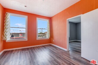 256 W Florence Ave in Los Angeles, CA - Building Photo - Building Photo