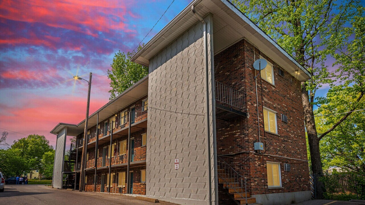 3320 Greenwood Blvd in Maplewood, MO - Building Photo