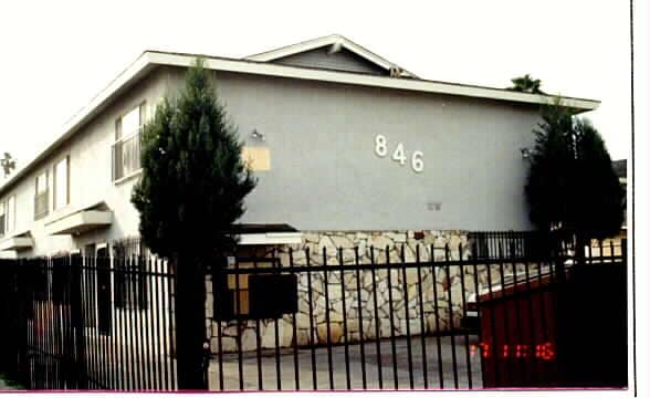 846 W 80th St in Los Angeles, CA - Building Photo