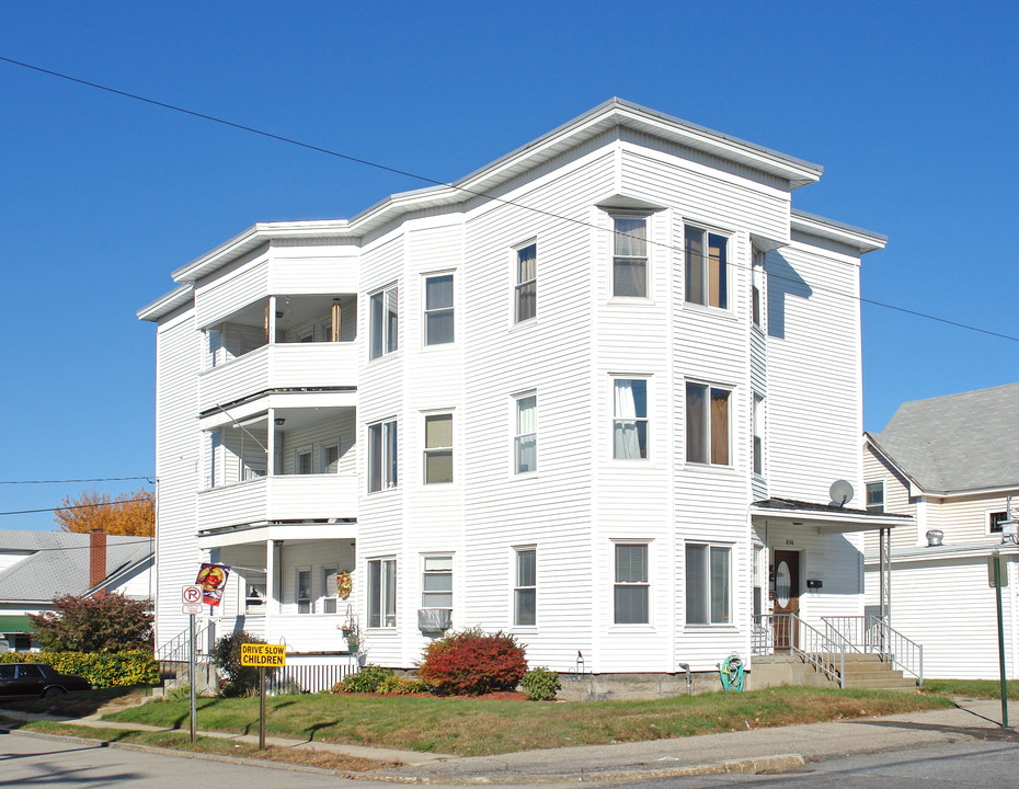 856-858 Somerville St in Manchester, NH - Building Photo