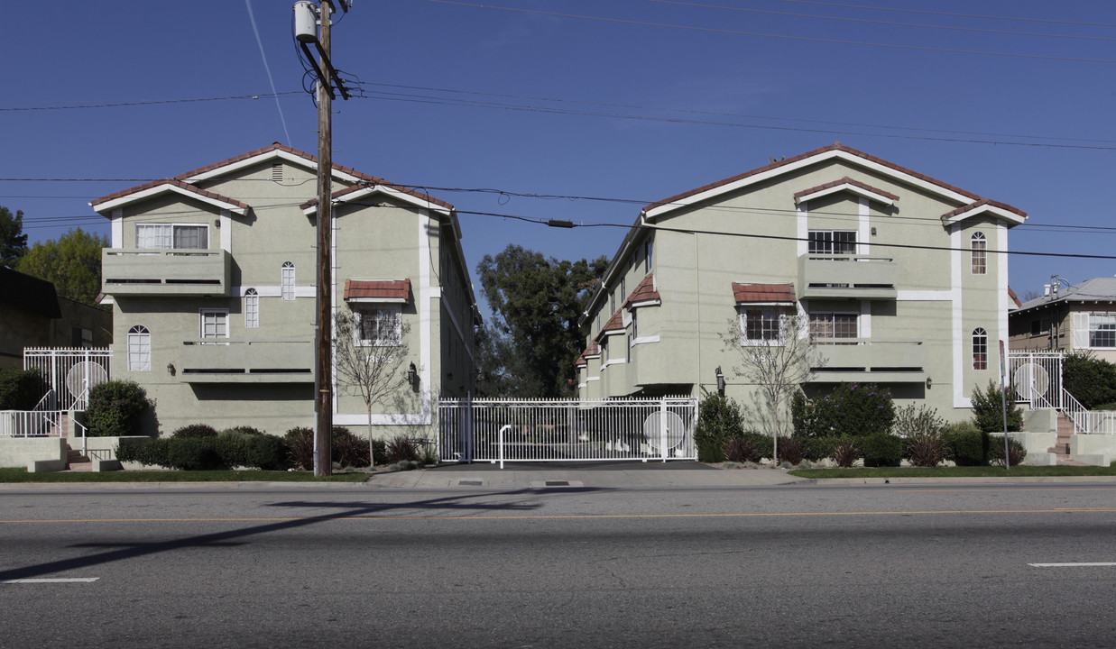 Victory Apartments in Van Nuys, CA - Building Photo