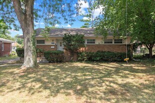16940 W 13 Mile Rd in Beverly Hills, MI - Building Photo