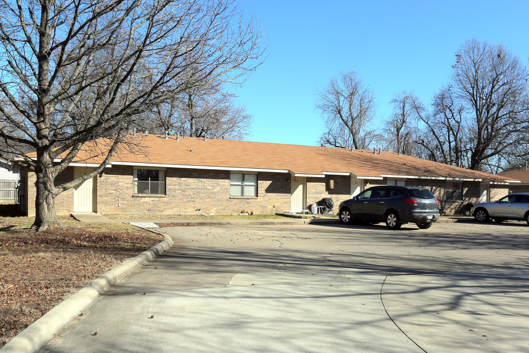 Brown Apartments in Springdale, AR - Building Photo