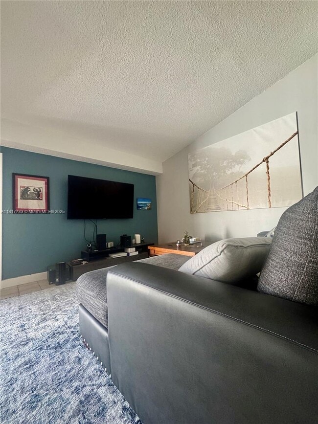807 NE 214th Ln in Miami, FL - Building Photo - Building Photo
