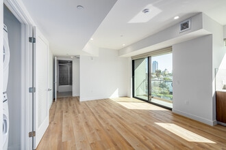 10431 Santa Monica Blvd in Los Angeles, CA - Building Photo - Interior Photo