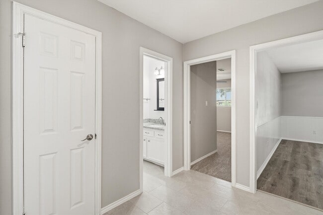property at 2119 Williamsburg Ct S