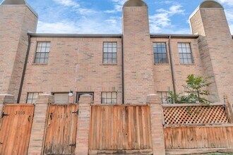 9800 Pagewood Ln in Houston, TX - Building Photo - Building Photo